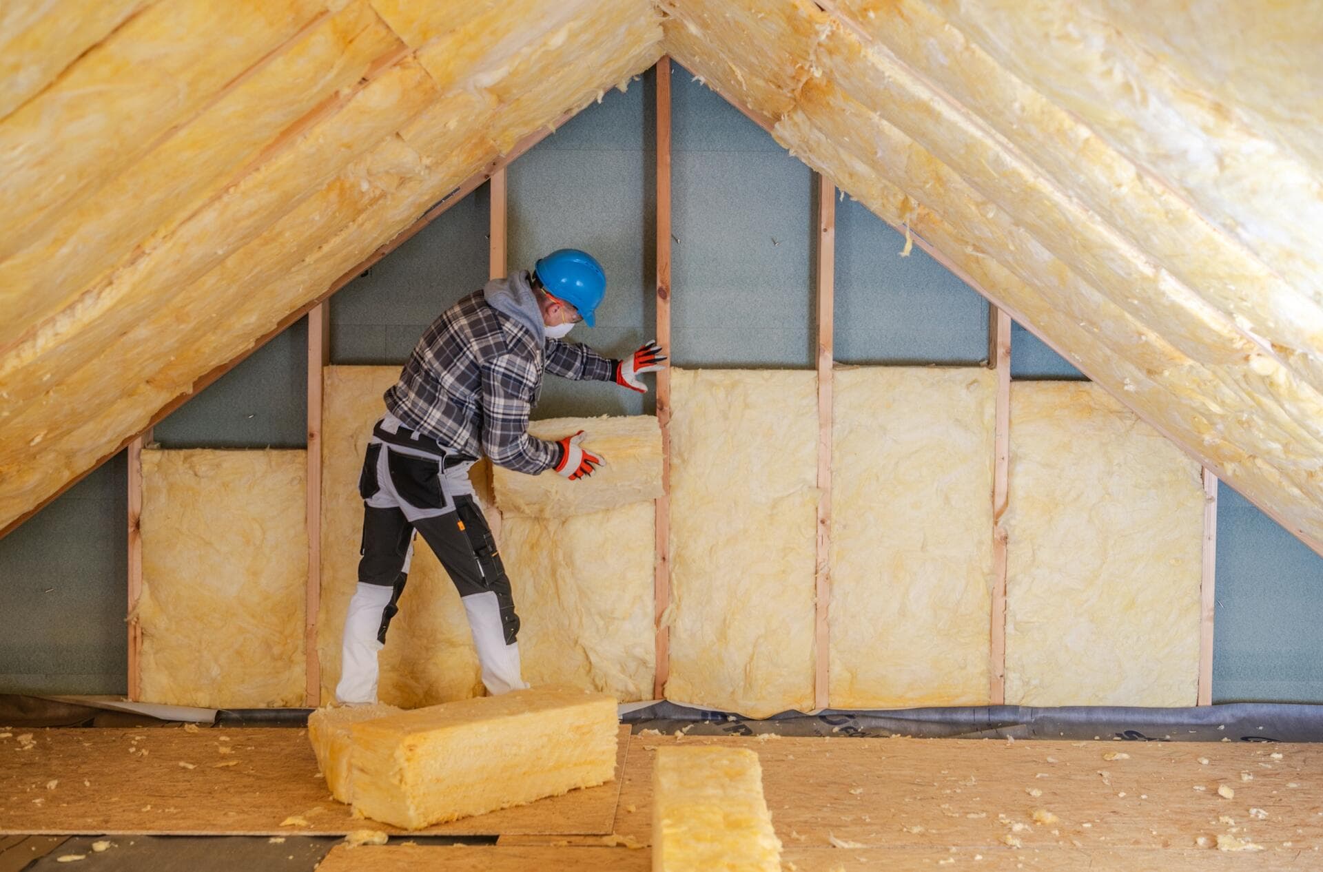Pose de laine minérale pour l'isolation des combles d'une maison
