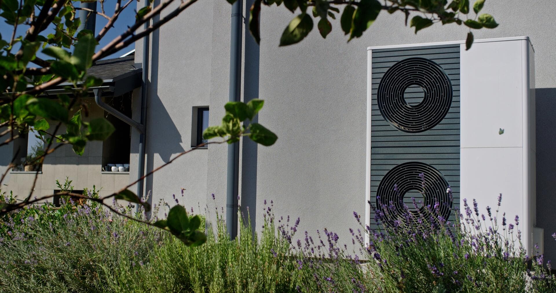 Unité extérieure de pompe à chaleur intégrée dans un jardin