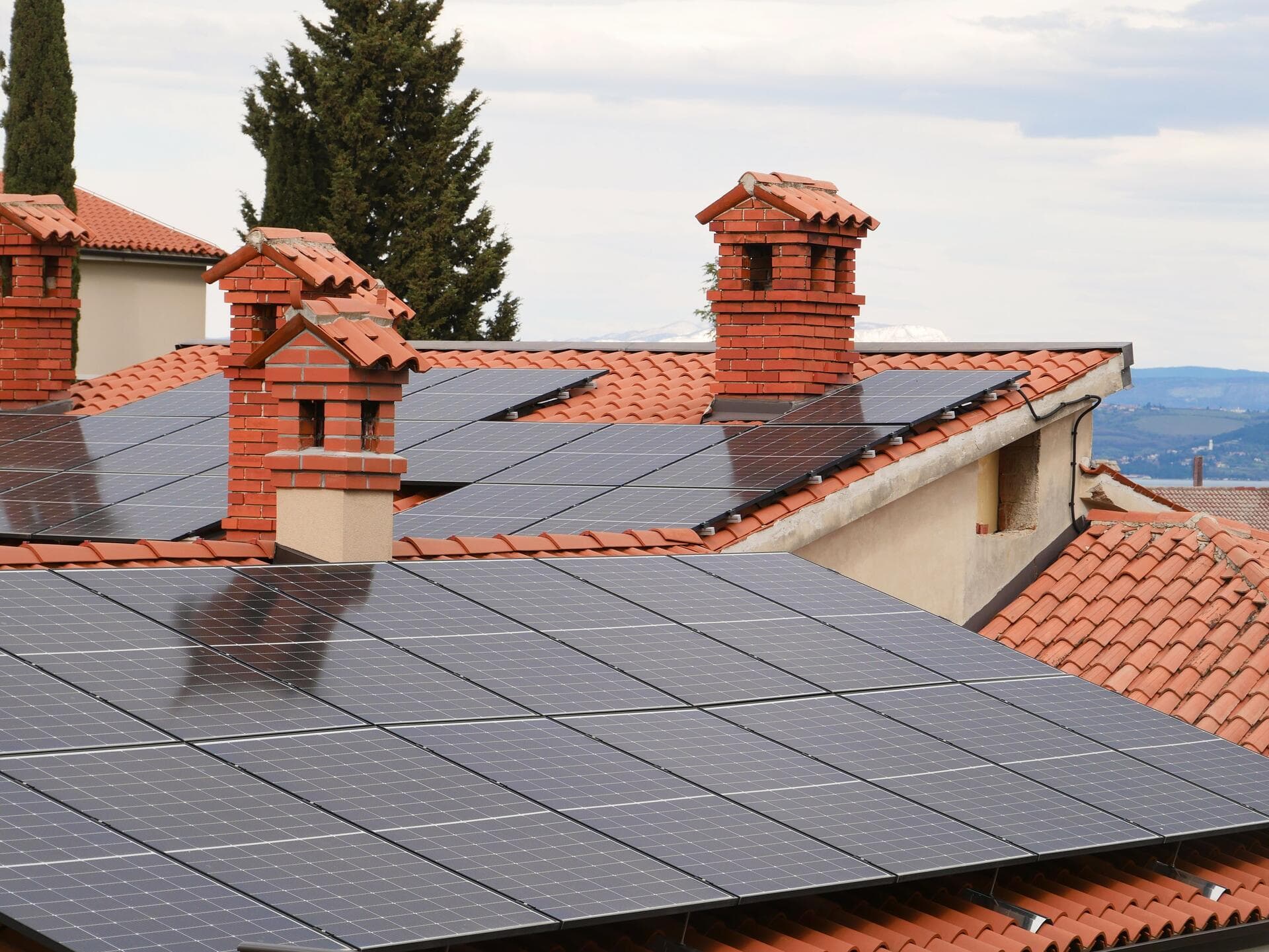 Toiture en tuiles d'une maison individuelle équipée de panneaux photovoltaïques